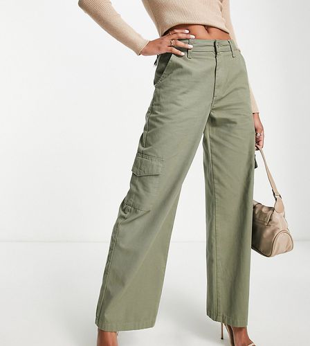 Pantalon cargo large - Kaki - New Look Petite - Modalova