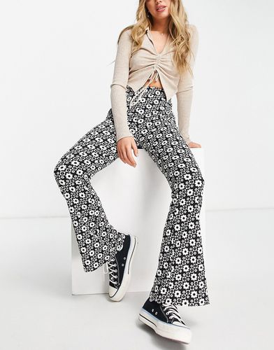 Petite - Pantalon évasé à petites fleurs style années 70 - à motif - New Look - Modalova