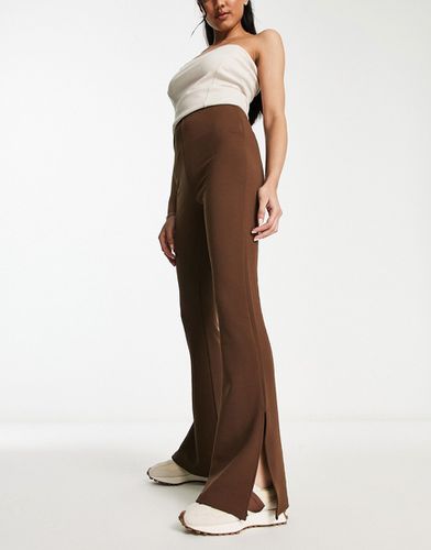 Namye - Legging évasé fendu sur le côté - Marron chocolat - Night Addict - Modalova