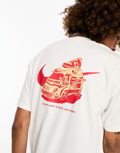 T-shirt à imprimé camion de livraison au dos - Nike - Modalova