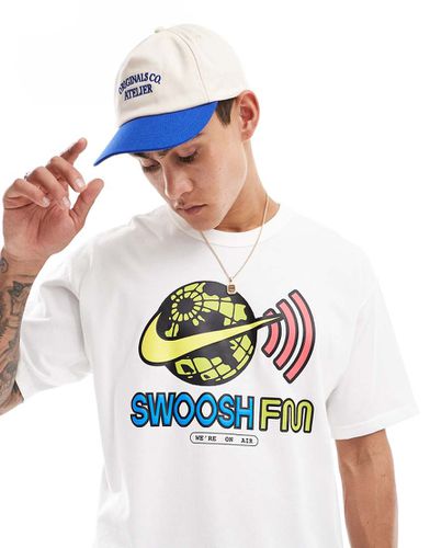 T-shirt unisexe avec imprimé graphique Swoosh FM et logo virgule - Nike - Modalova