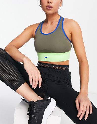 Trail - Brassière de sport maintien moyen à logo virgule et bande contrastante - Kaki - Nike Training - Modalova