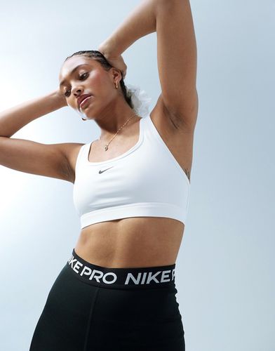 Nike - Training - Brassière de sport à soutien léger et logo virgule - Nike Training - Modalova