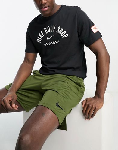 D.Y.E. - T-shirt en tissu Dri-FIT à motif Body Shop - Noir - Nike Training - Modalova