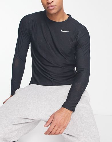 D.Y.E. - T-shirt manches longues à imprimé sur l'ensemble - Nike Training - Modalova