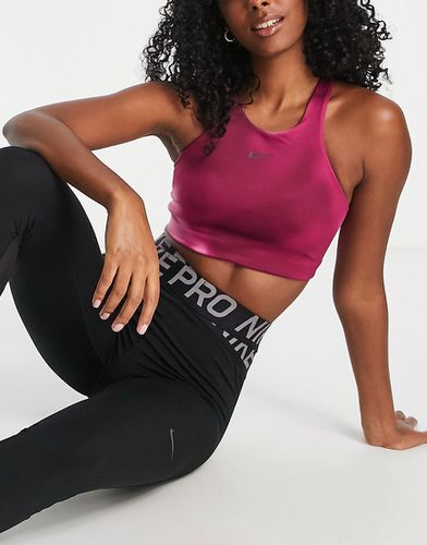 Nike - Yoga - Soutien-gorge de sport maintien modéré en tissu Dri-FIT avec logo virgule - à motif - Nike Training - Modalova