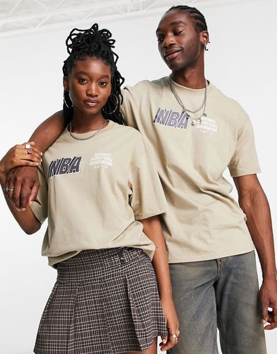 NBA Max90 - T-shirt unisexe à motif graphique - Taupe - Nike Basketball - Modalova