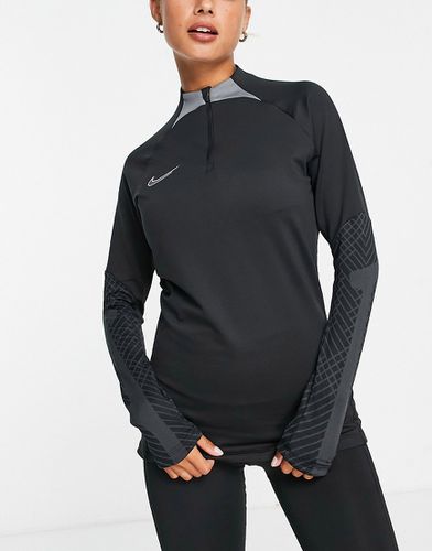 Strike - Couche intermédiaire à col zippé en tissu Dri-FIT - Nike Football - Modalova