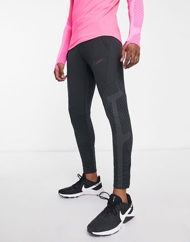Strike - Pantalon de jogging en tissu Therma-FIT - foncé - Nike Football - Modalova