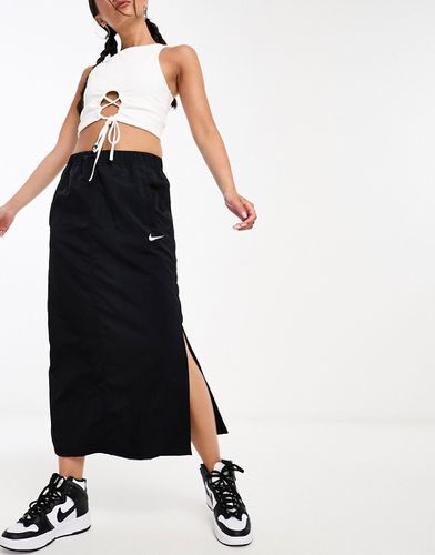 Jupe cargo longue tissée à petit logo virgule - Nike - Modalova