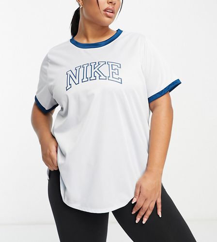 Plus - T-shirt en tissu Dri-FIT à logo style universitaire et logo virgule - Nike Running - Modalova