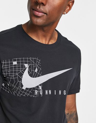 Run Division - T-shirt à imprimé graphique en tissu Dri-FIT - Nike Running - Modalova