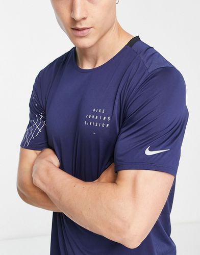 Run Division Rise 365 - T-shirt à imprimé graphique en tissu Dri-FIT - Nike Running - Modalova