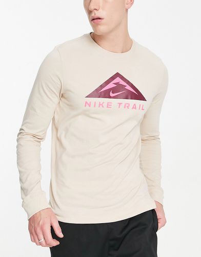 Trail Dri-FIT - T-shirt à imprimé graphique - Taupe - Nike Running - Modalova
