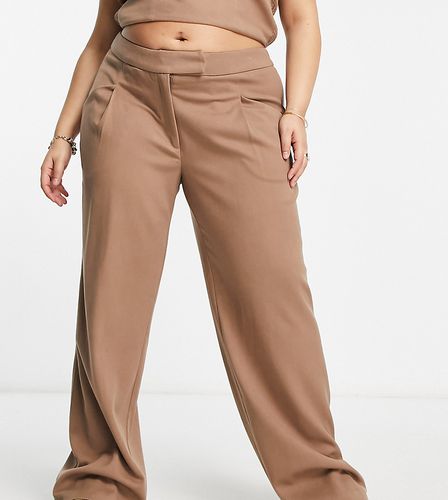 X Naomi Anwer - Pantalon d'ensemble large et ajusté - Beige - Something New Curve - Modalova