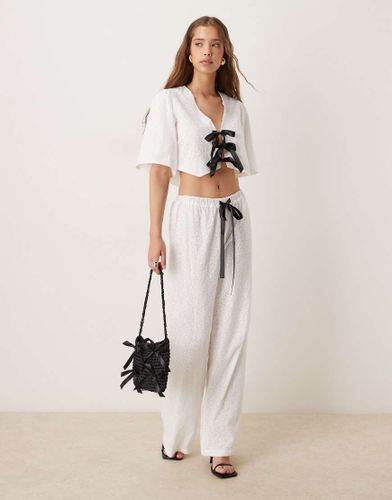 Pantalon d'ensemble ample en broderie anglaise avec naud contrastant - Ivoire - Sister Jane - Modalova