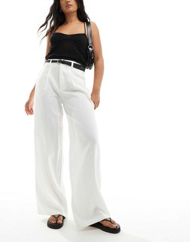 Pantalon ceinturé en aspect lin - Stradivarius - Modalova