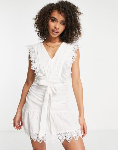 Robe courte en broderie anglaise avec liens à la taille - Parisian - Modalova