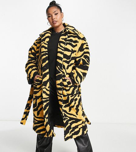 Pieces Curve - Exclusivité - Manteau long imprimé tigre à ceinture - Jaune - Pieces Plus - Modalova
