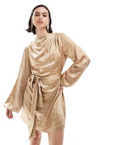 Robe courte satinée nouée à la taille - Doré mat - Pretty Lavish - Modalova