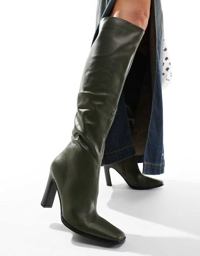 Acquilla - Bottes hautes à talon et bout carré en PU - Olive - Public Desire - Modalova