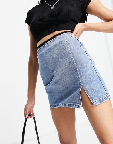 Mini-jupe trapèze en jean avec détail fendu - Pull & bear - Modalova
