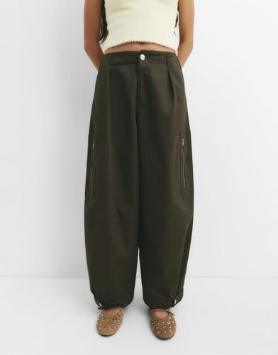 Pantalon cargo coupe ballon  pinces - Kaki - Pull & bear - Modalova