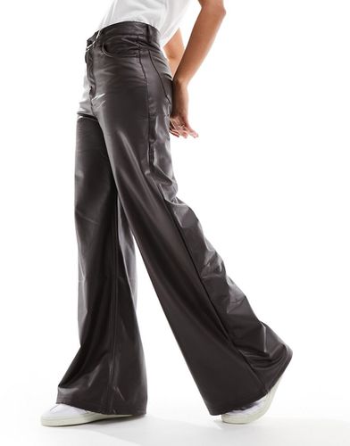 Pantalon large en similicuir à taille haute - Marron foncé - Pull & bear - Modalova