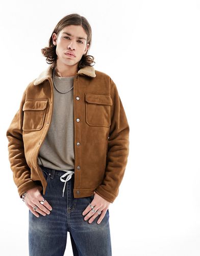 Veste camionneur en daim avec détail en peau de mouton - Marron - Pull & bear - Modalova