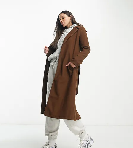 Manteau long à ceinture - Marron chocolat - Qed London Tall - Modalova