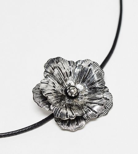 Collier unisexe en cordon avec pendentif fleur en métal - Reclaimed Vintage - Modalova