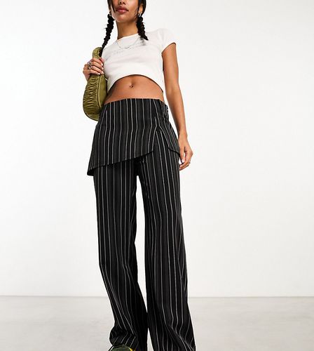 Pantalon avec jupe asymétrique superposée à rayures fines - Reclaimed Vintage - Modalova
