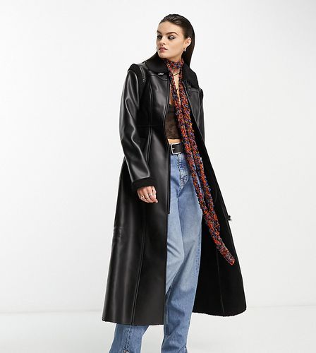 Trench-coat long en similicuir avec détails en shearling - Noir - Reclaimed Vintage - Modalova