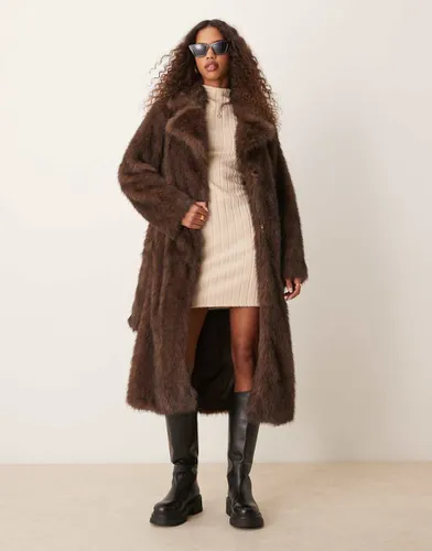 Manteau long en fausse fourrure avec ceinture - Marron foncé - River Island - Modalova