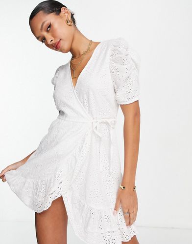 Robe rétro portefeuille courte en broderie anglaise - River Island - Modalova