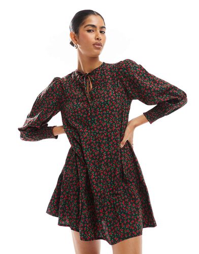 Robe babydoll courte à fleurs style grunge - et rouge - Wednesday's Girl - Modalova