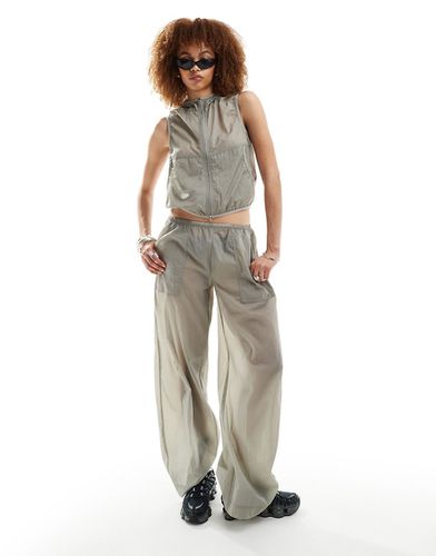 Coraline - Pantalon de jogging d'ensemble ample en nylon - Gris - Weekday - Modalova