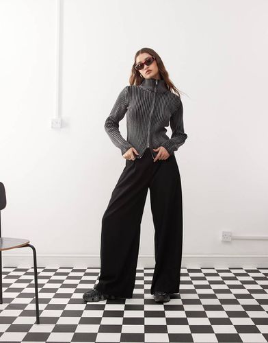 Dara - Pantalon large à taille basse avec pinces sur l'avant - Weekday - Modalova