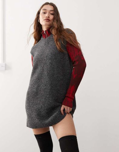 Kayla - Robe courte à col V en maille de laine mélangée - foncé chiné - Exclusivité ASOS - Weekday - Modalova