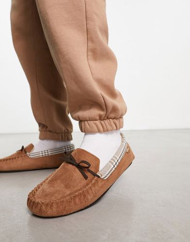 Chaussons style mocassins avec doublure à carreaux - Fauve - Totes - Modalova