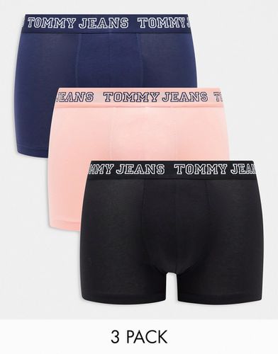 Tommy Jeans - Lot de 3 boxers à logo style universitaire - Bleu, rose et noir - Tommy Hilfiger - Modalova