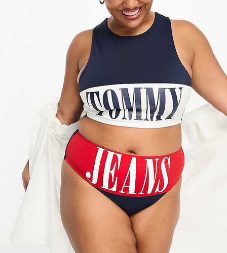 Tommy Jeans Plus - Bas de bikini d'archive échancré à taille haute - Bleu marine et rouge - Tommy Hilfiger - Modalova