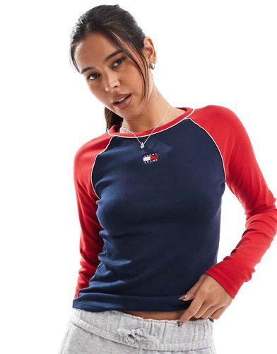 Tommy - T-shirt ajusté à manches longues avec écusson - Multicolore - Tommy Jeans - Modalova