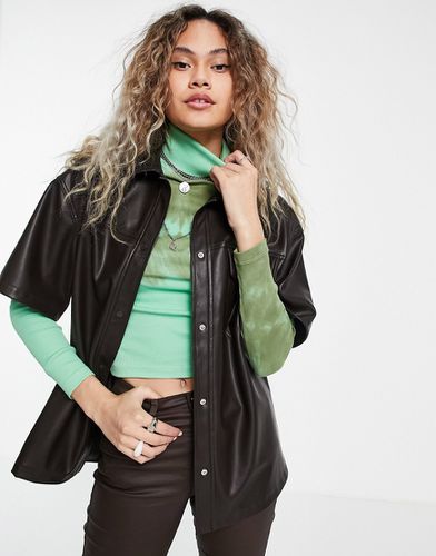 Veste chemise en similicuir à manches courtes - Topshop - Modalova