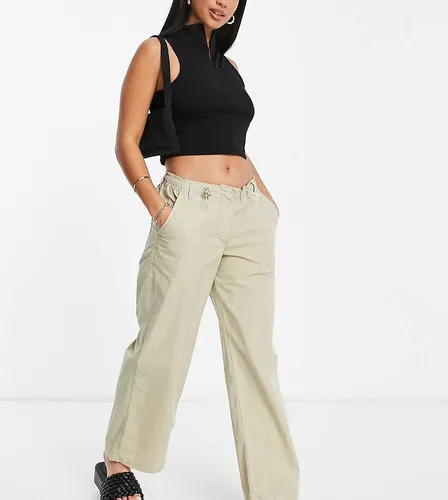 Pantalon cargo large à taille basse en nylon - Sauge - Topshop Petite - Modalova