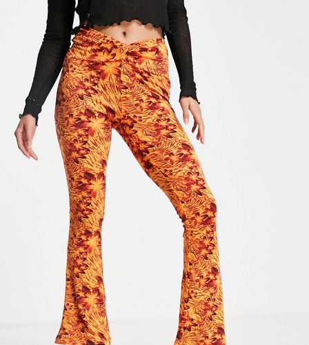 Pantalon évasé effet torsadé à l'avant à imprimé hibiscus - Orange - Topshop Petite - Modalova