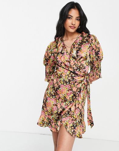 Robe portefeuille courte à volants et motif fleurs - Topshop - Modalova