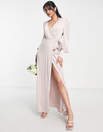 L'invitée - Robe longue en satin à manches longues - vison - Tfnc - Modalova