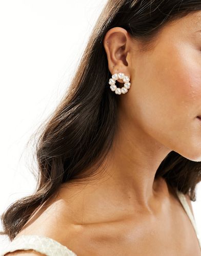 Boucles d'oreilles circulaires avec perles nacrées - True Decadence - Modalova