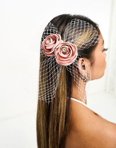 Pince à cheveux avec fleur et détail superposé en tulle - Pêche - True Decadence - Modalova